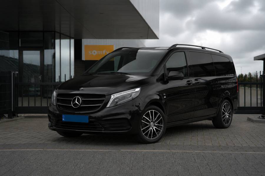 Zwarte Mercedes V-Klasse van Op Tijd Vervoer